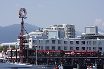 lonsdale quay hotel