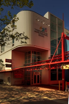 lonsdale quay hotel