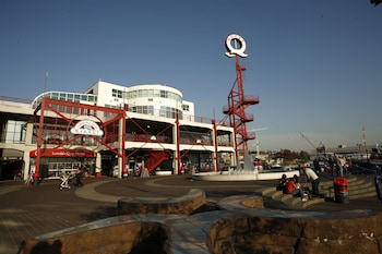 lonsdale quay hotel