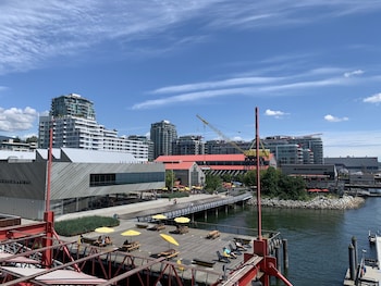 lonsdale quay hotel