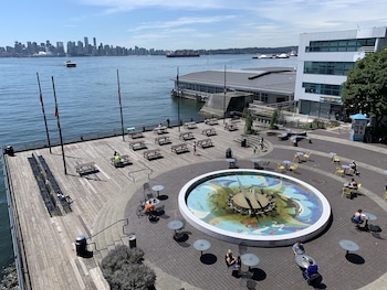 lonsdale quay hotel