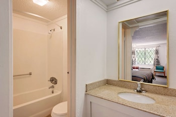 Knights Inn Macedonia,Macedonia>>Cleveland,2 star