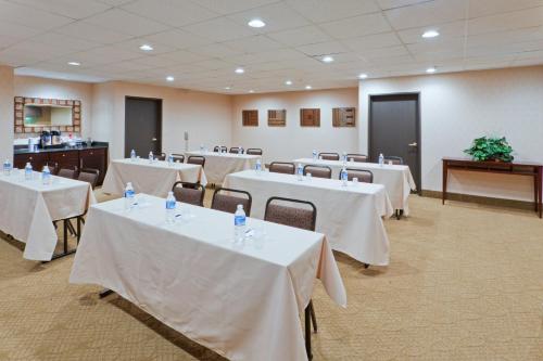holiday inn express hotel and suites ashtabula geneva by ihg