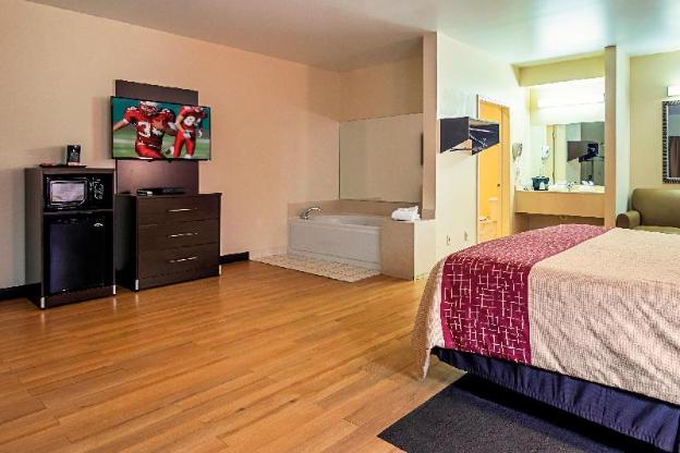 red roof inn and suites lake orion auburn hills