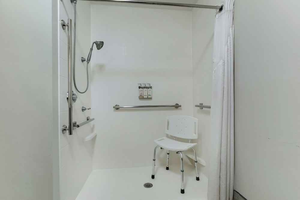 holiday inn express and suites richmond by ihg
