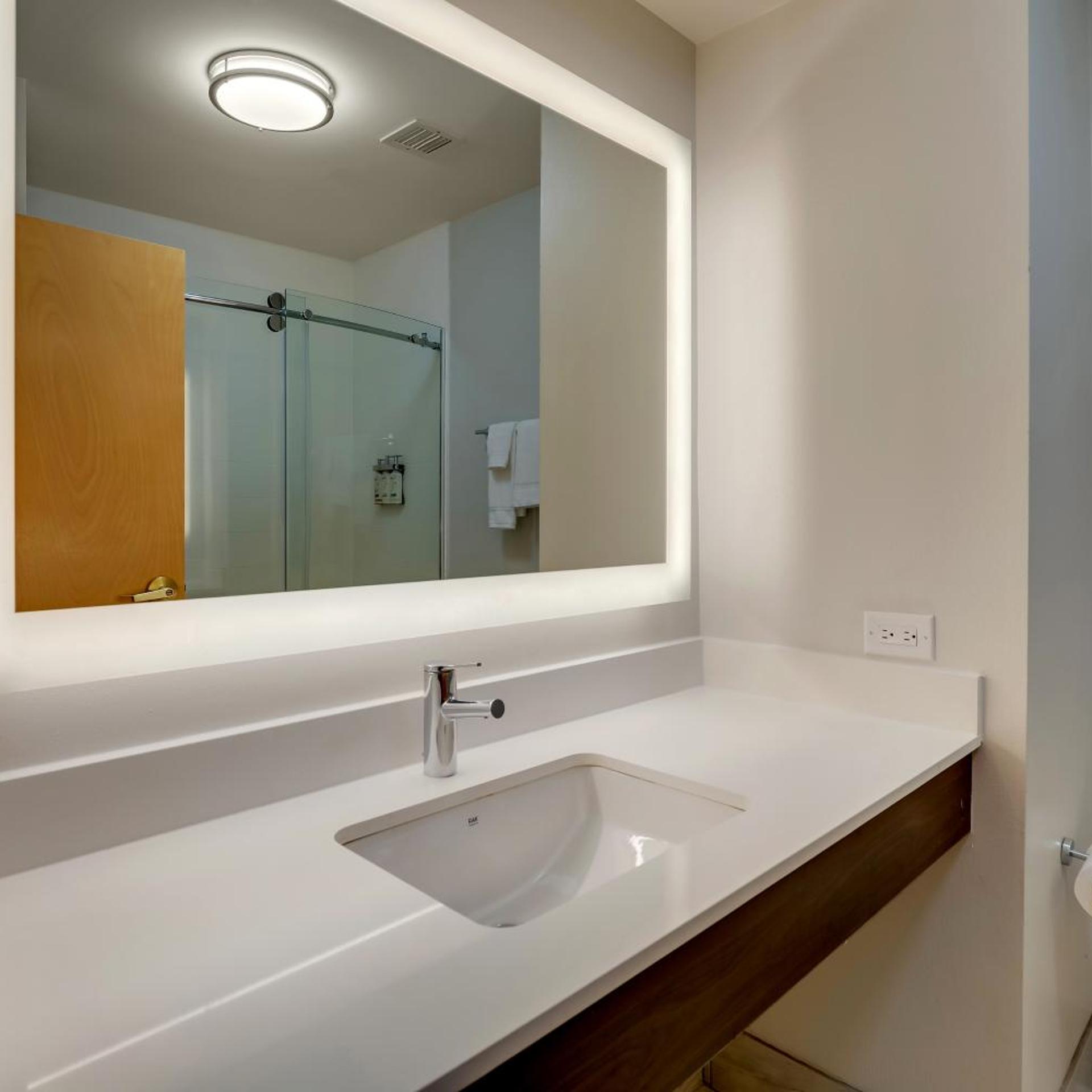 holiday inn express and suites richmond by ihg