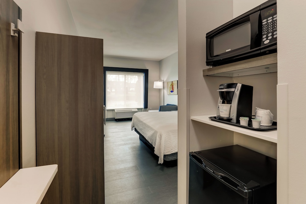 holiday inn express and suites richmond by ihg