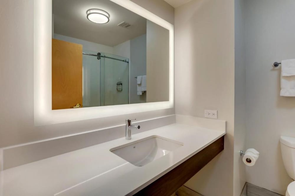 holiday inn express and suites richmond by ihg