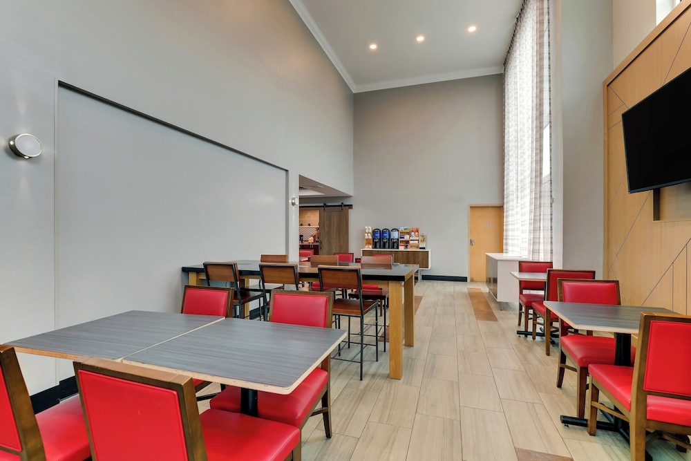 holiday inn express and suites richmond by ihg