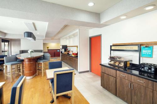 hampton inn lexington south keeneland airport
