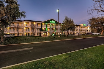 hometowne studios by red roof fresno west
