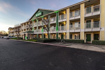 hometowne studios by red roof fresno west