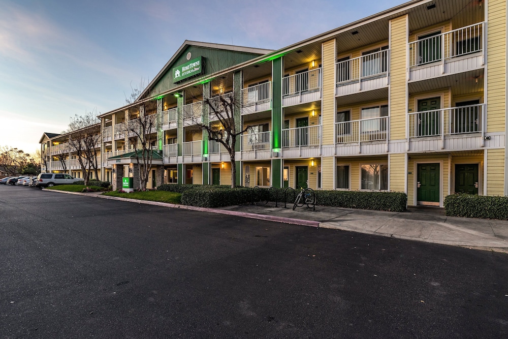 hometowne studios by red roof fresno west