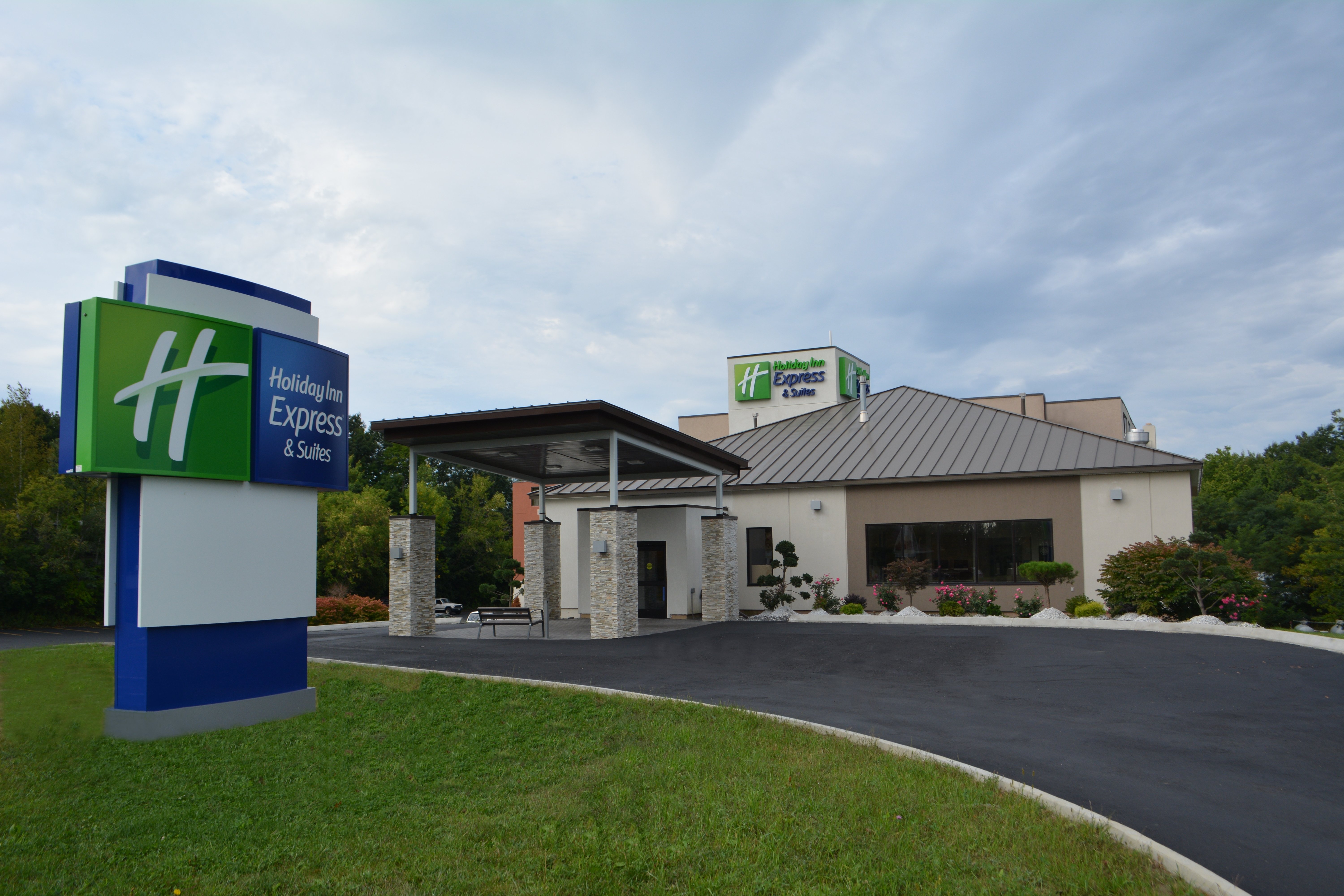 holiday inn express and suites waterville north by ihg