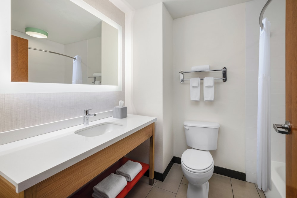 holiday inn express and suites brookings by ihg