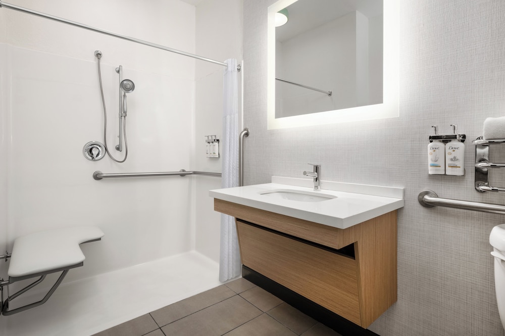 holiday inn express and suites brookings by ihg