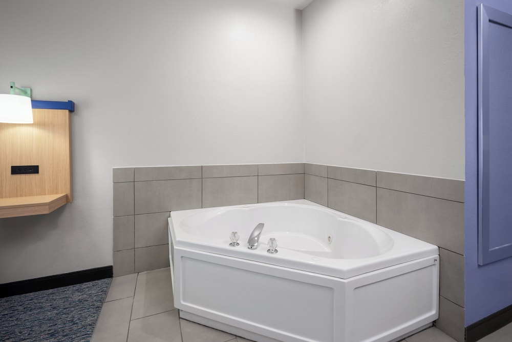 holiday inn express and suites brookings by ihg
