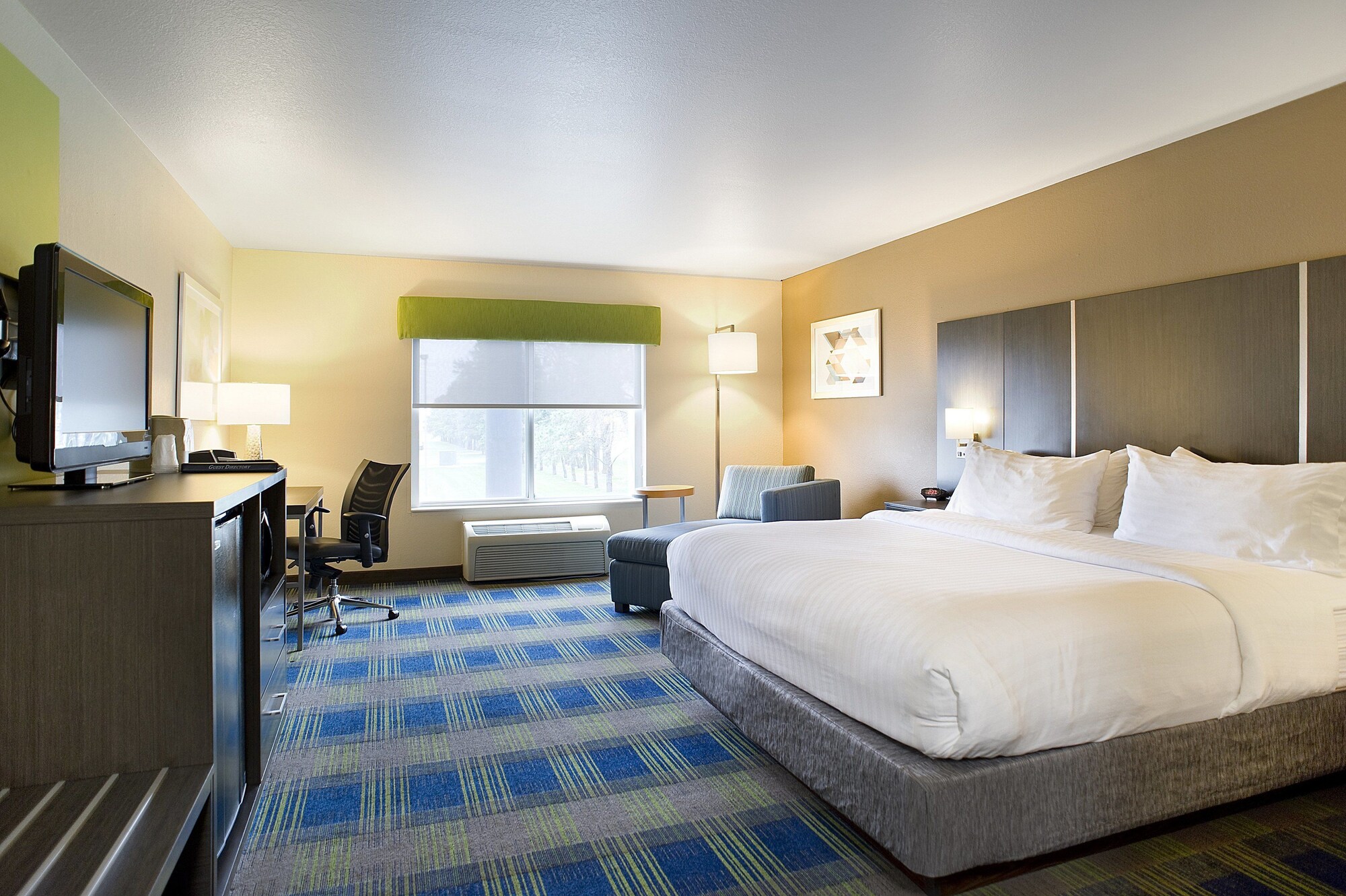 holiday inn express and suites brookings by ihg
