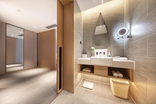 atour hotel chengdu chunxi road tianfu plaza metro station
