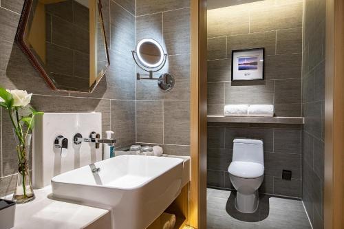 atour hotel chengdu chunxi road tianfu plaza metro station