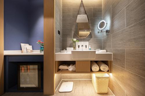 atour hotel chengdu chunxi road tianfu plaza metro station