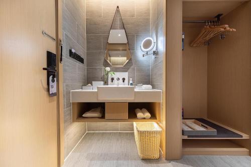atour hotel chengdu chunxi road tianfu plaza metro station