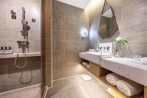 atour hotel chengdu chunxi road tianfu plaza metro station