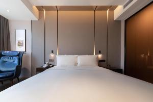 atour hotel chengdu chunxi road tianfu plaza metro station