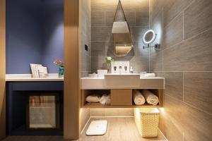 atour hotel chengdu chunxi road tianfu plaza metro station