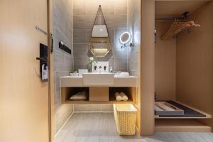 atour hotel chengdu chunxi road tianfu plaza metro station