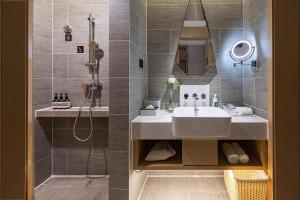 atour hotel chengdu chunxi road tianfu plaza metro station