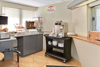 Super 8 By Wyndham Long Island City Lga Hotel,Brooklyn>>Astoria,2 star