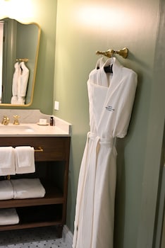 the artmore hotel closed