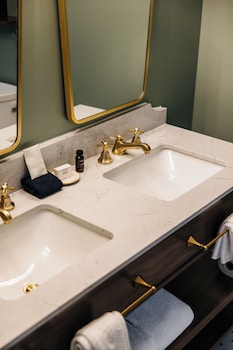 the artmore hotel closed