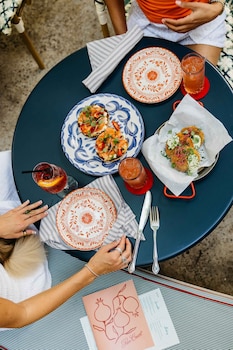 the artmore hotel closed