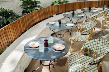 the artmore hotel closed