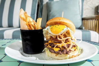 the artmore hotel closed