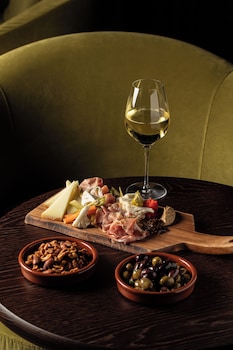 the artmore hotel closed