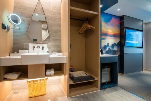 atour hotel shenzhen baoan international airport