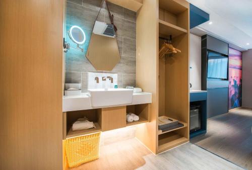 atour hotel shenzhen baoan international airport