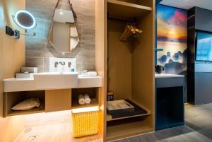 atour hotel shenzhen baoan international airport