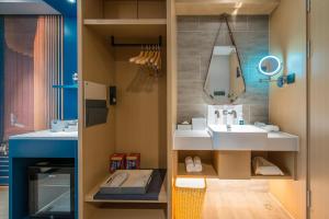 atour hotel shenzhen baoan international airport