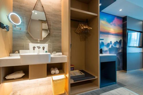 atour hotel shenzhen baoan international airport