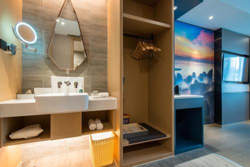 atour hotel shenzhen baoan international airport