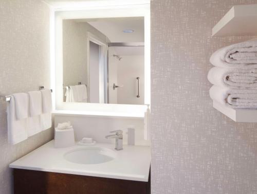 hampton inn and suites atlanta airport north i 85