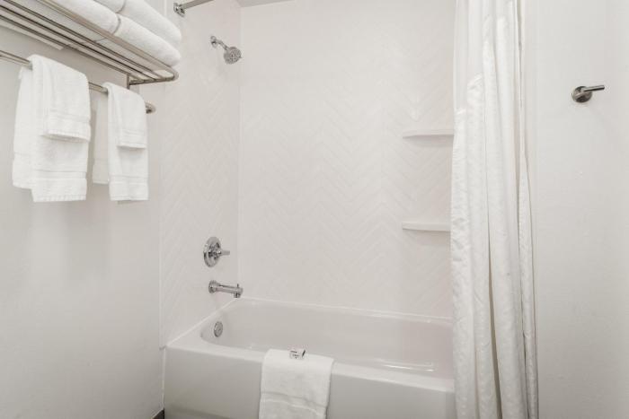 holiday inn and suites bothell by ihg