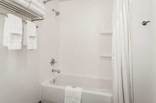 holiday inn and suites bothell by ihg