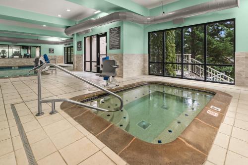 holiday inn and suites bothell by ihg