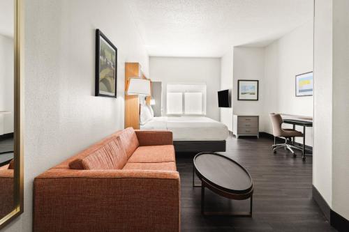 holiday inn and suites bothell by ihg