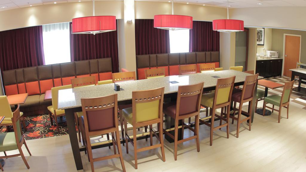 hampton inn by hilton torreon airport galerias